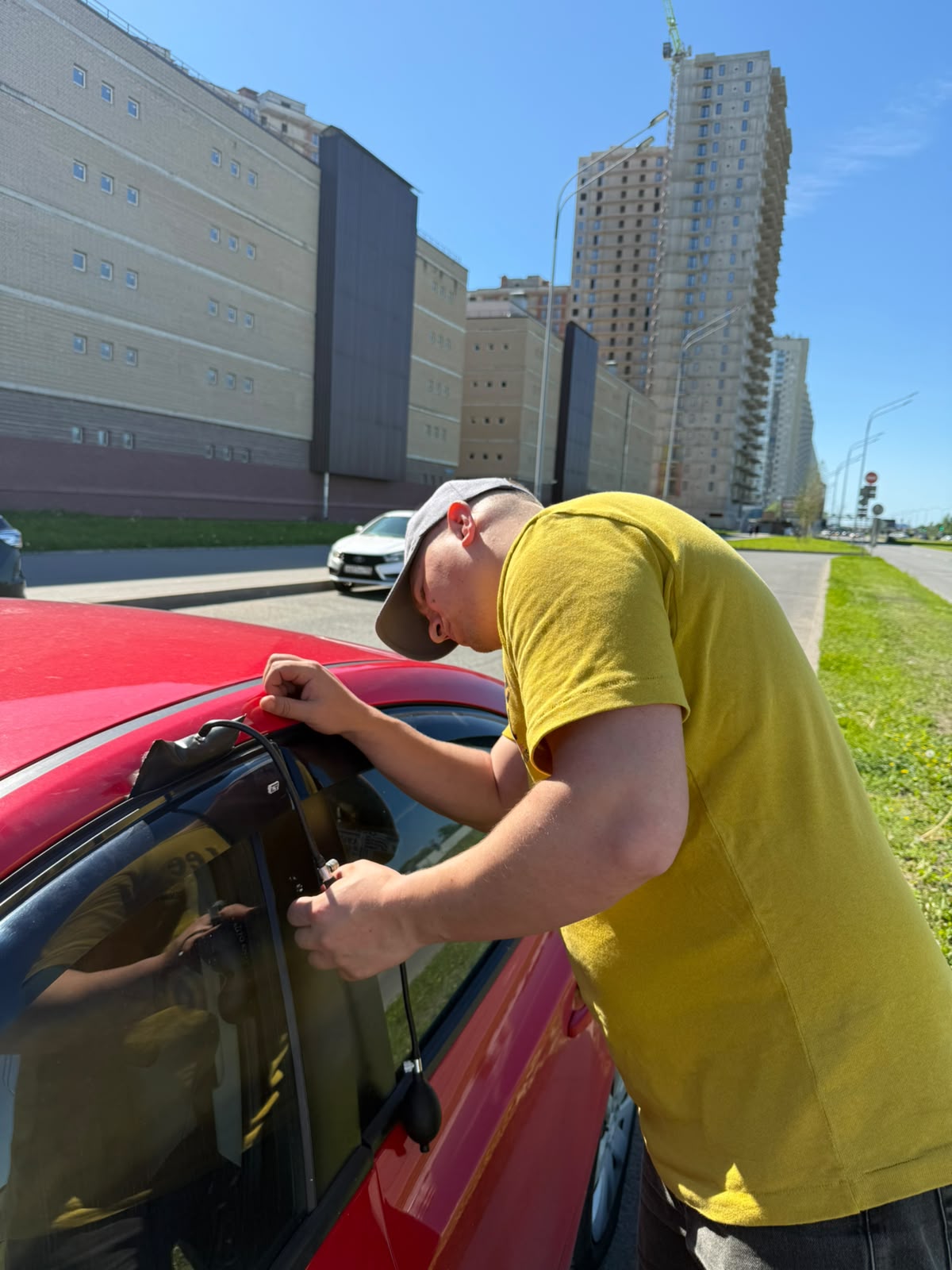 Аварийное вскрытие автомобиля мастером в Свердлова 